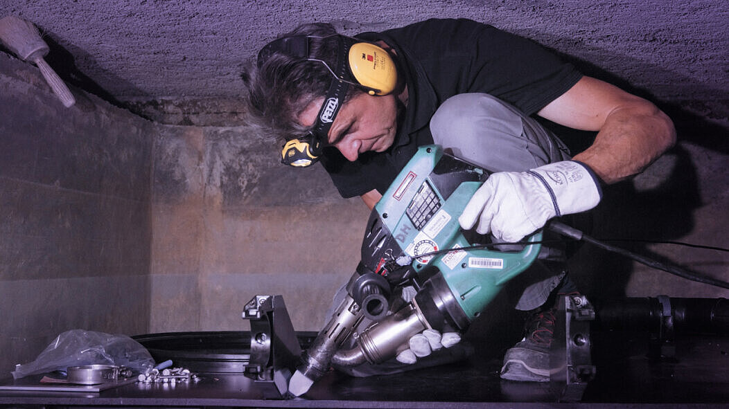 Installation of a grease separator with on-site welding