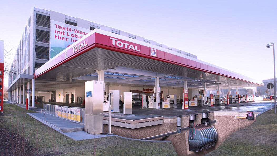 Light liquid separator at a petrol station