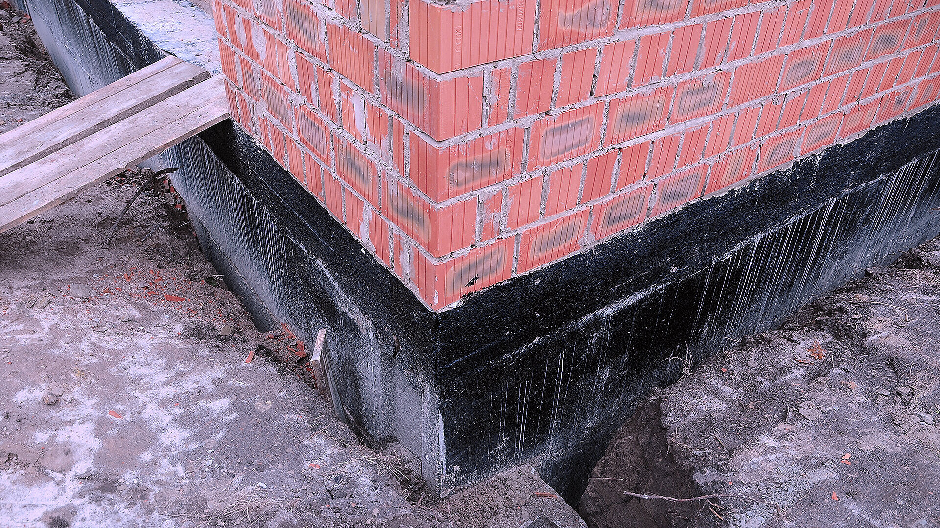 Bituminous waterproofing coating or membrane tanking