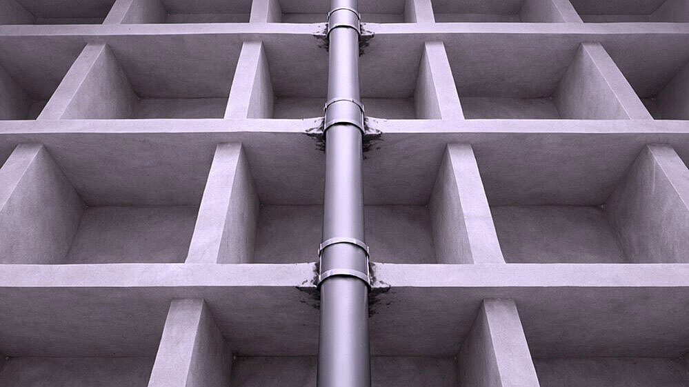Illustration of a ceiling opening A schematic diagram of a pipe running upwards through several floor slabs.